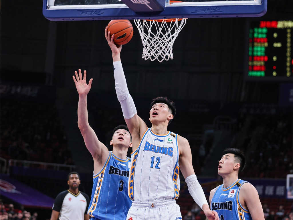 本土双星闪耀!周琦与小曾联手助北京男篮争冠 本土双星闪耀!周琦与小曾联手助北京男篮争冠