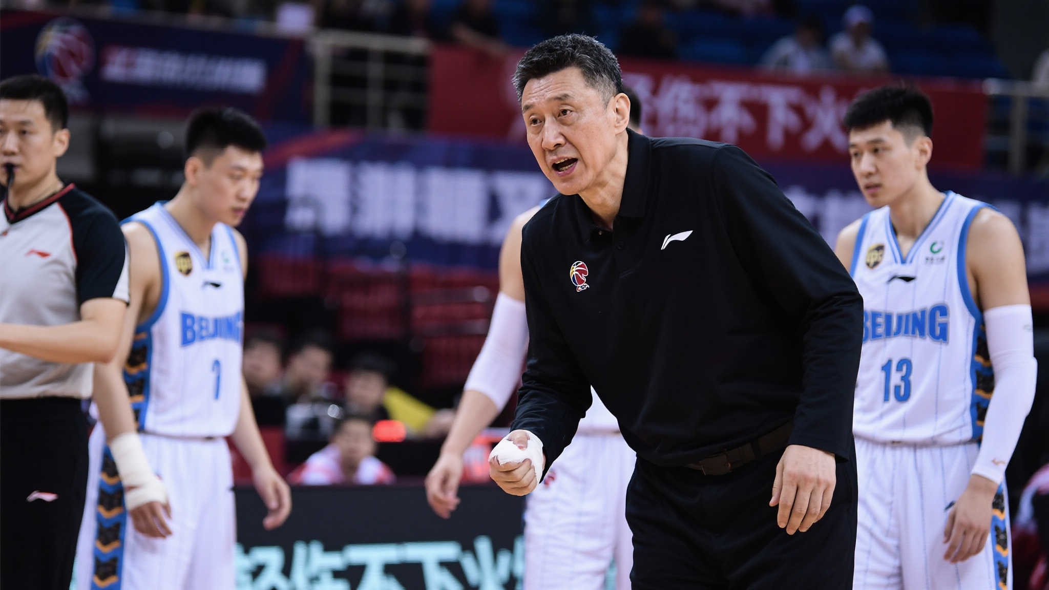 北京北汽主场对阵浙江方兴渡,许利民要求队员带伤坚持作战 北京北汽主场对阵浙江方兴渡,许利民要求队员带伤坚持作战